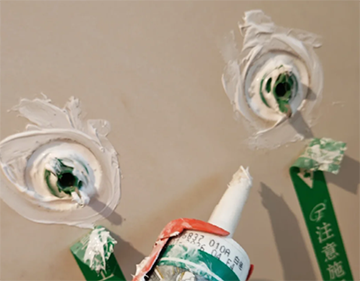 淋浴房边漏水用玻璃胶有用吗？到底怎么修复边缘漏水