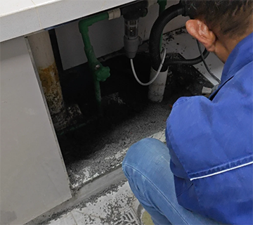 疯了！厨房地板竟无故冒水，究竟是咩原因？